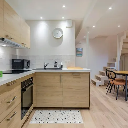 Charming Duplex Nest Newly Renovated Daire
